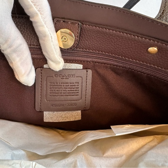 ๐ SOLD ๐ ๐๏ธ๐๏ธ NEW AUTH COACH LTH TOWN TOTE!! PERFECT FOR EVERY OCCASION. - Picture 7 of 8